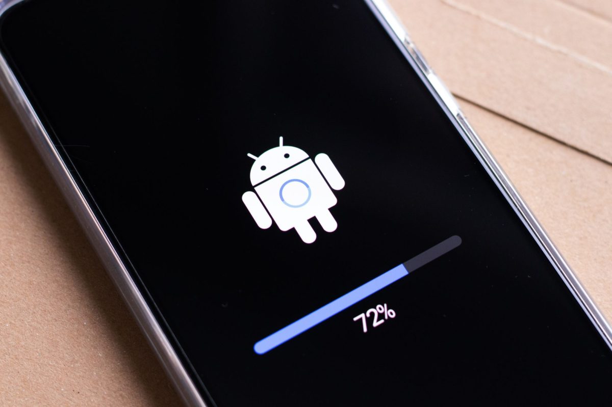 Ansicht eines Smartphones, auf dem ein Android-Update installiert wird.