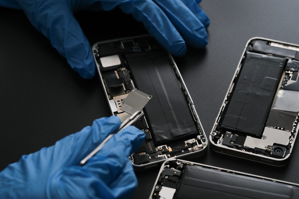 Chip wird in auseinandergebautes Apple iPhone eingebaut (Symbolbild).