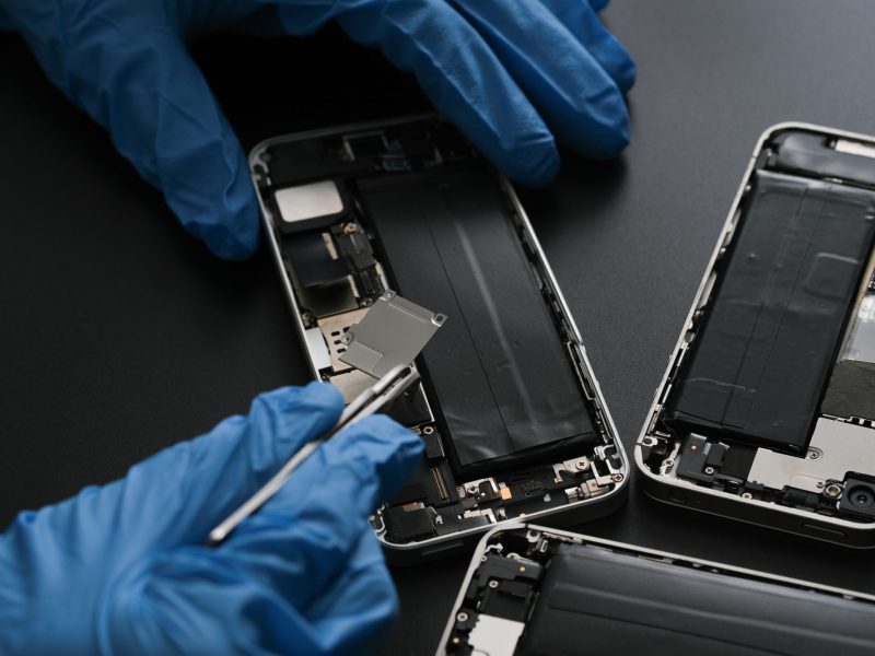 Chip wird in auseinandergebautes Apple iPhone eingebaut (Symbolbild).