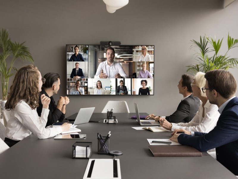 Zoom-Konferenz auf einem Apple TV (Symbolbild), mit mehreren Zuschauer*innen.