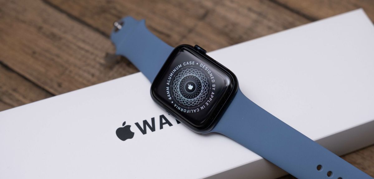 Eine Apple Watch SE mitsamt Verpackung.