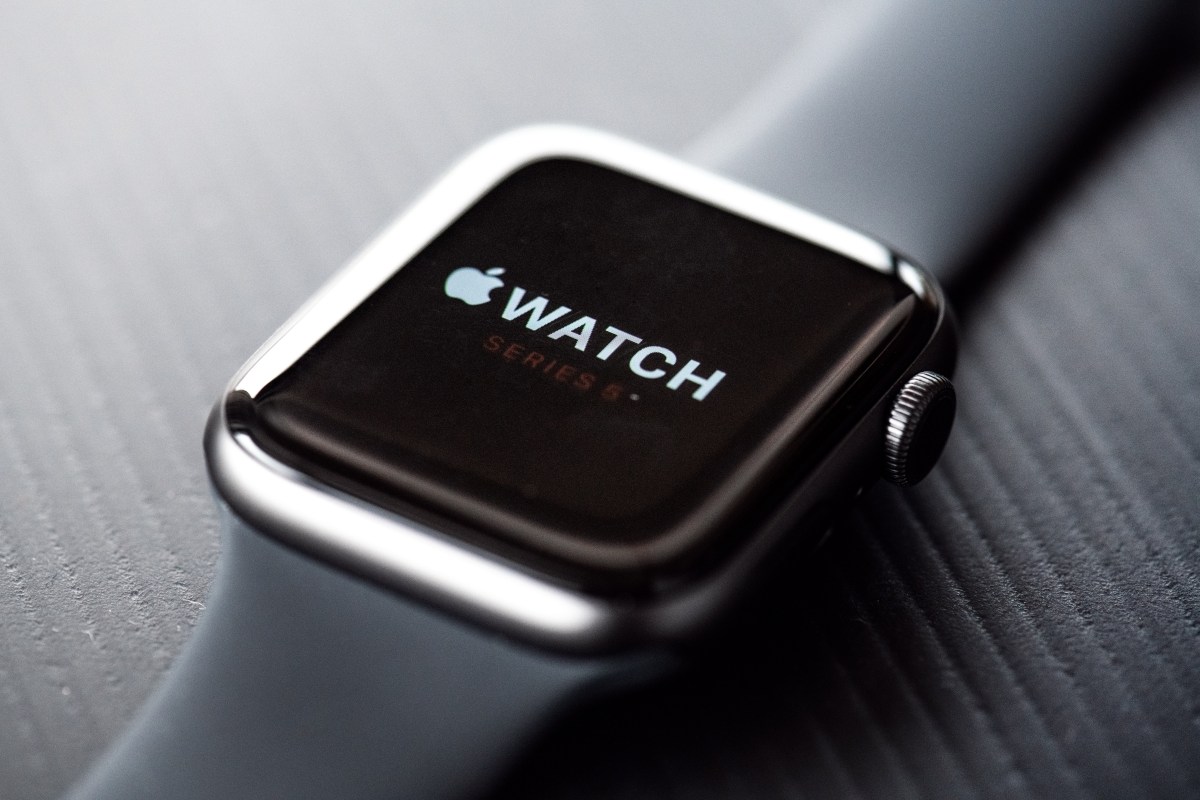 Apple Watch liegt auf dem Tisch