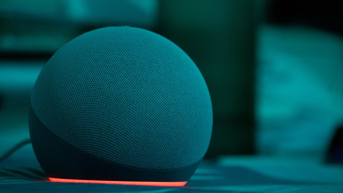 Amazon Echo Dot in bläulichem Licht