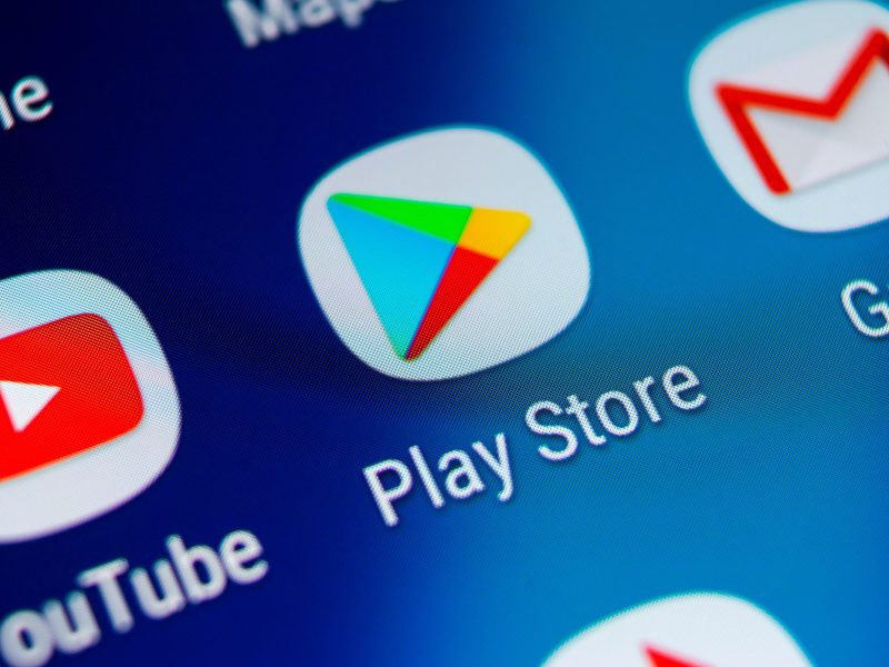 Diverse Android-Apps auf einem Smartphone, darunter der Google Play Store.