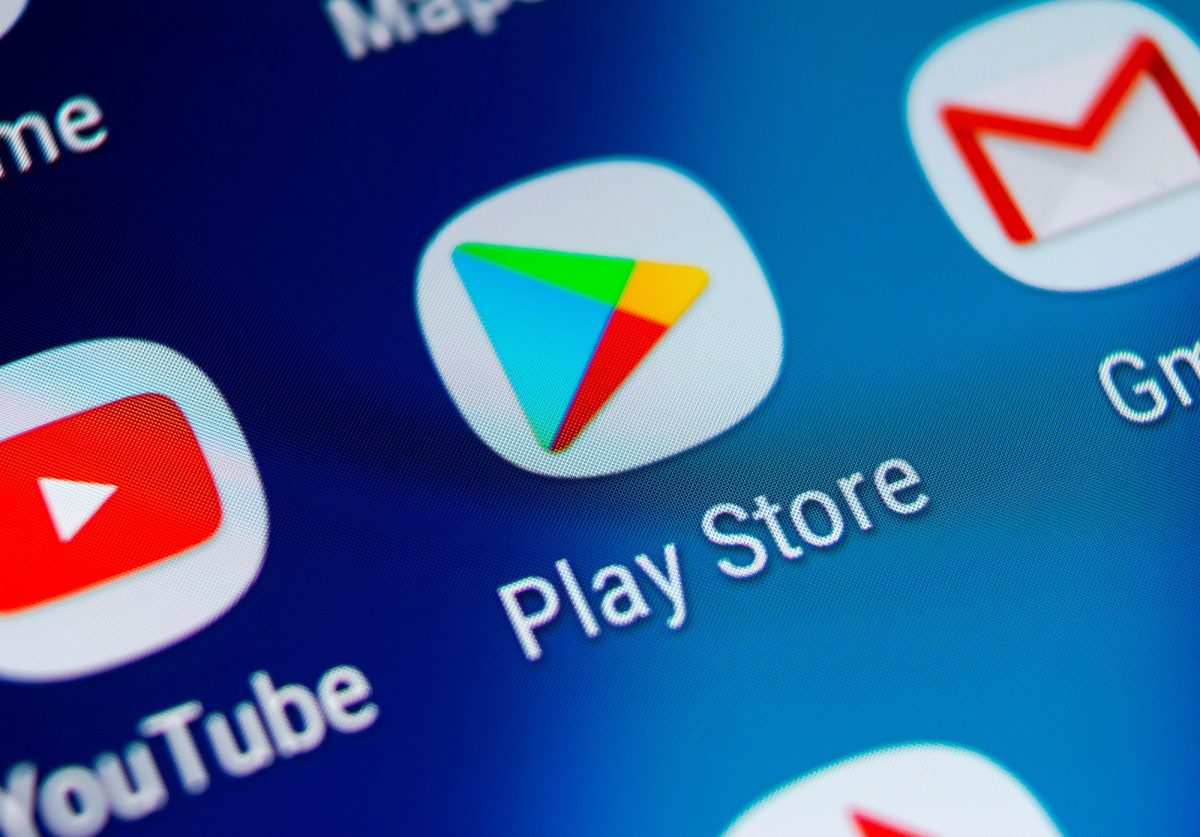 Diverse Android-Apps auf einem Smartphone, darunter der Google Play Store.