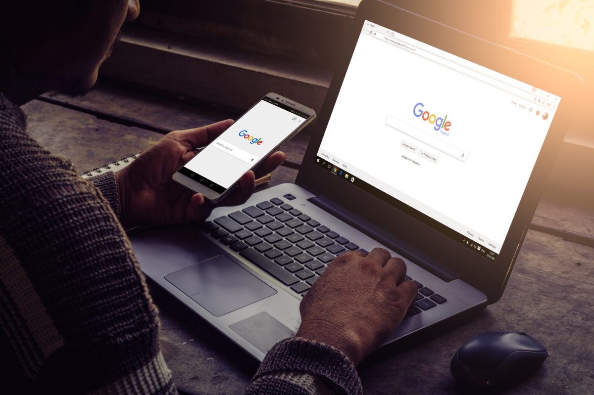 Laptop und Smartphone zeigen Google-Homepage.
