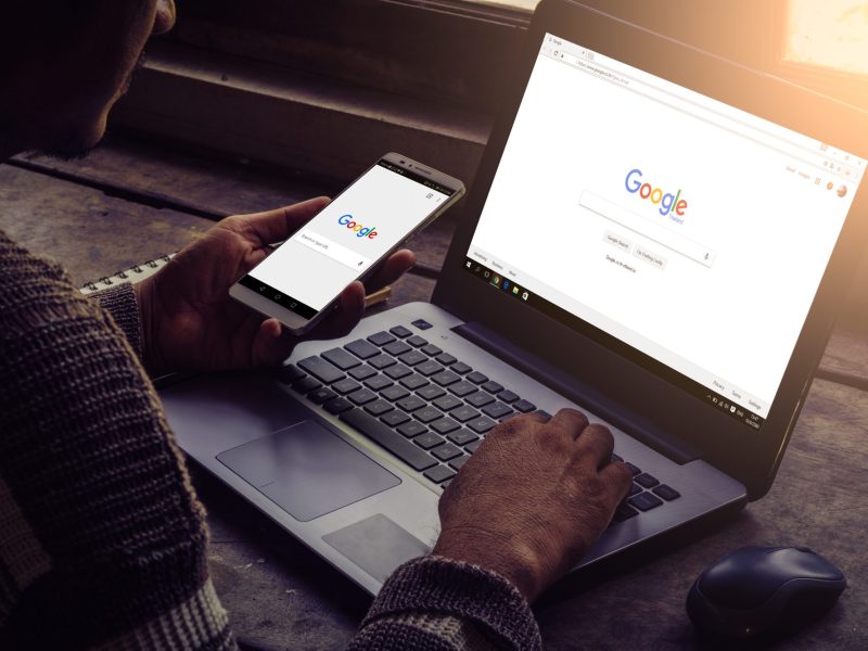 Laptop und Smartphone zeigen Google-Homepage.