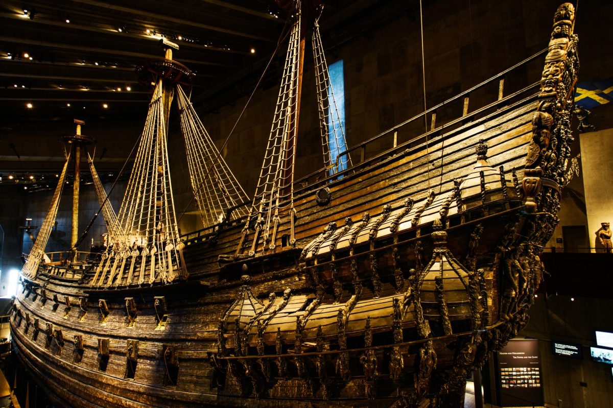 Ein historisches Schiff im Museum.