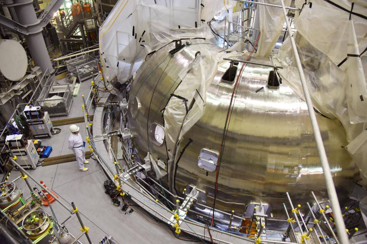 Kernfusionsexperimentieranlage in japanischem Labor im Bau