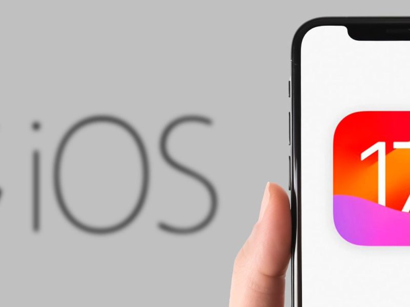 iPhone wird vor das Apple Logo mit iOS-Schriftzug dahinter gehalten, zeigt das iOS 17-Logo an.