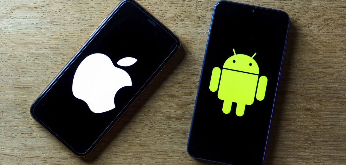 Ein iOS- und ein Android-Handy nebeneinander.