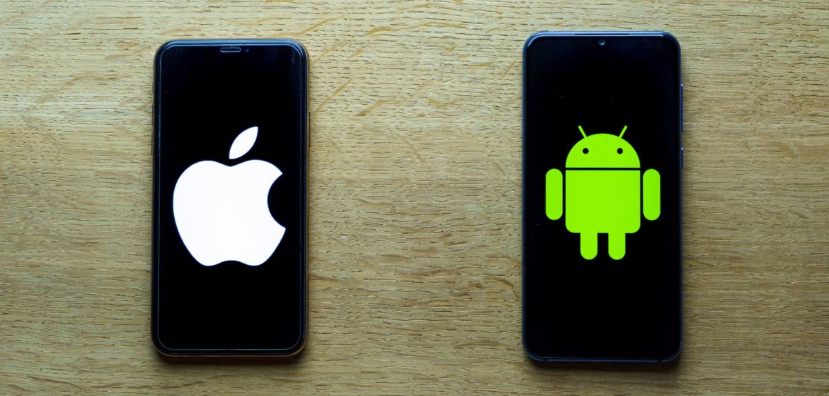 Ein iOS- und Android-Handy nebeneinander.