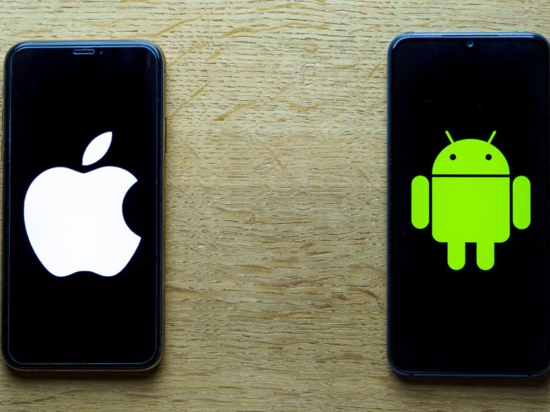 Ein iOS- und Android-Handy nebeneinander.