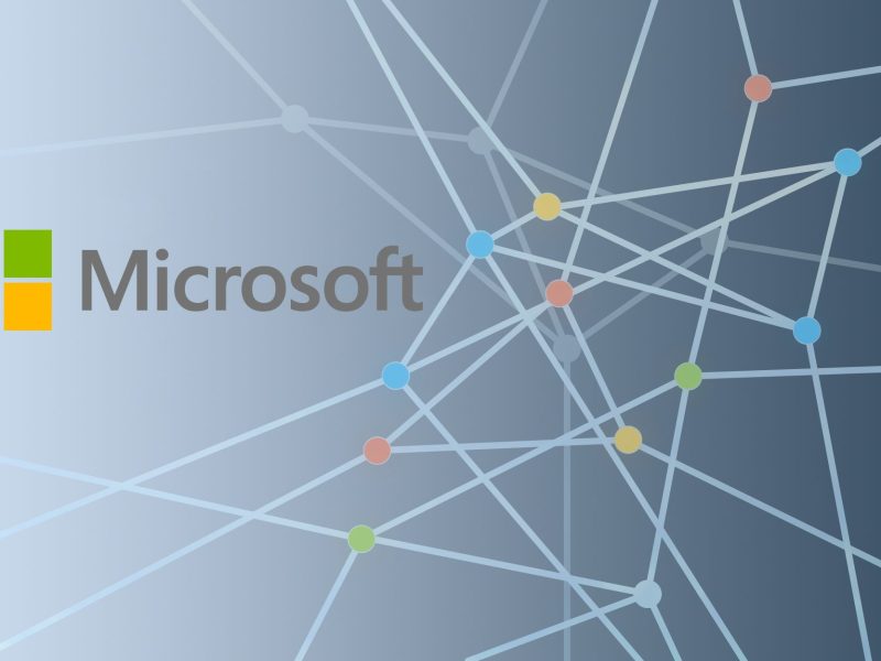 Das Microsoft-Logo erscheint vor einem Netz mit bunten Punkten.