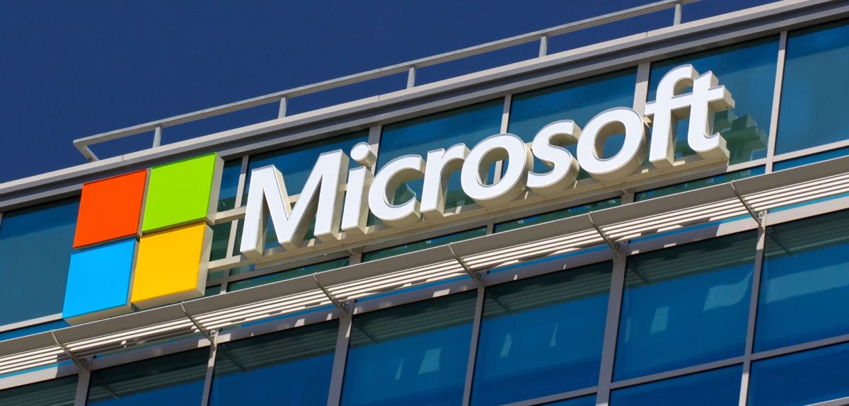 Microsoft-Logo an einer Gebäudefassade.