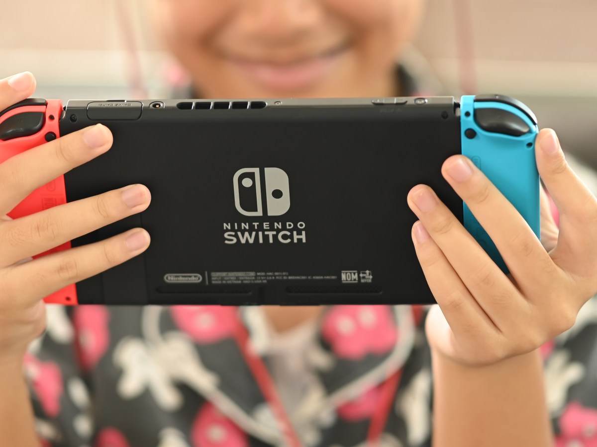 Kind spielt mit Nintendo Switch