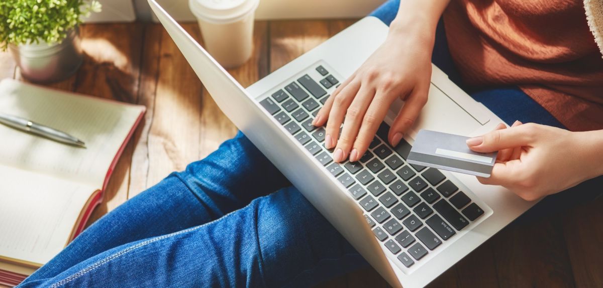 Person beim Online-Shopping am Laptop