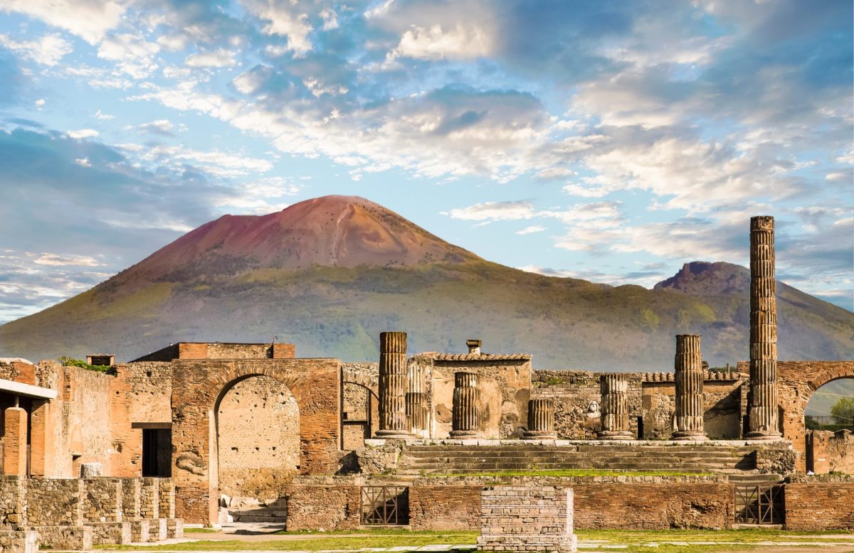 Panoramaansicht von Pompeji mit dem Vesuv.