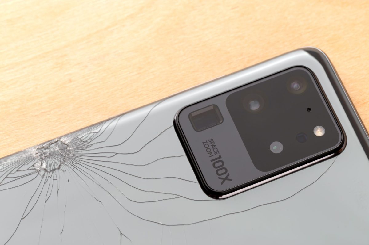 Samsung Galaxy Handy mit gesplitterter Fassade auf einem Tisch.
