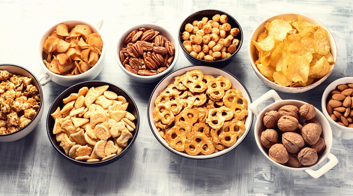 Verschiedene Schüsseln mit Snacks
