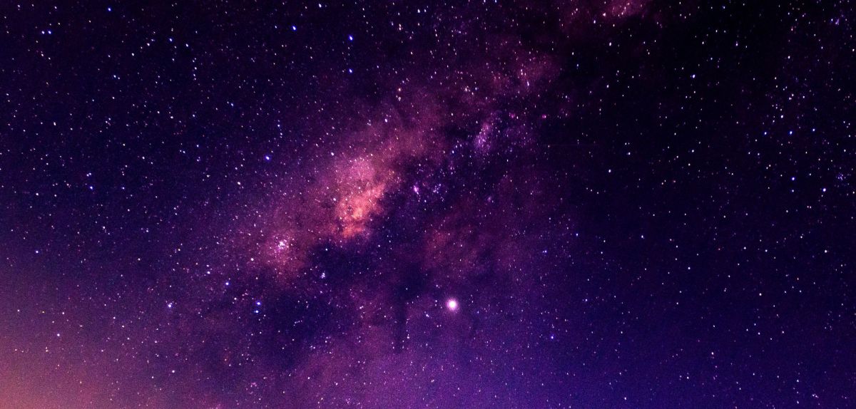Foto des Sternenhimmels mit der sichtbaren Milchstraße.