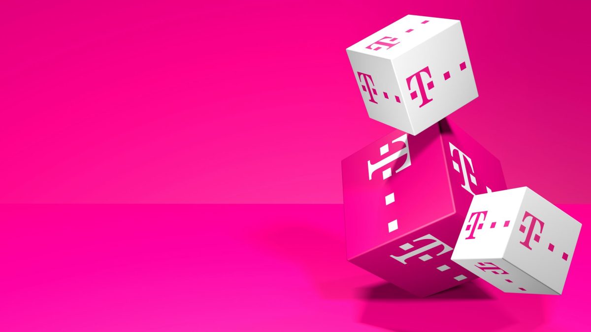 Drei Würfel mit dem Logo der Telekom vor magentafarbenen Hintergrund.