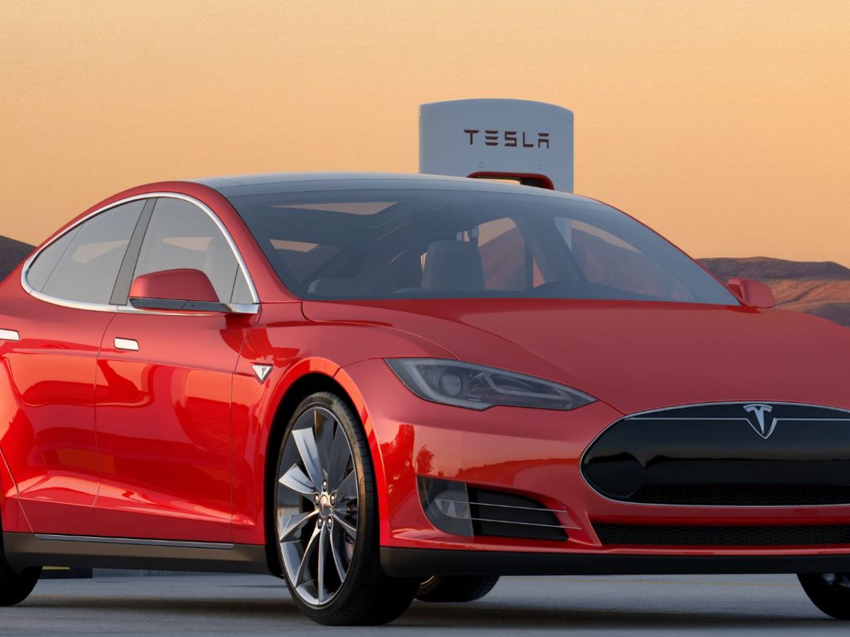 Ein Tesla Model S85 vor mehreren Ladesäulen.