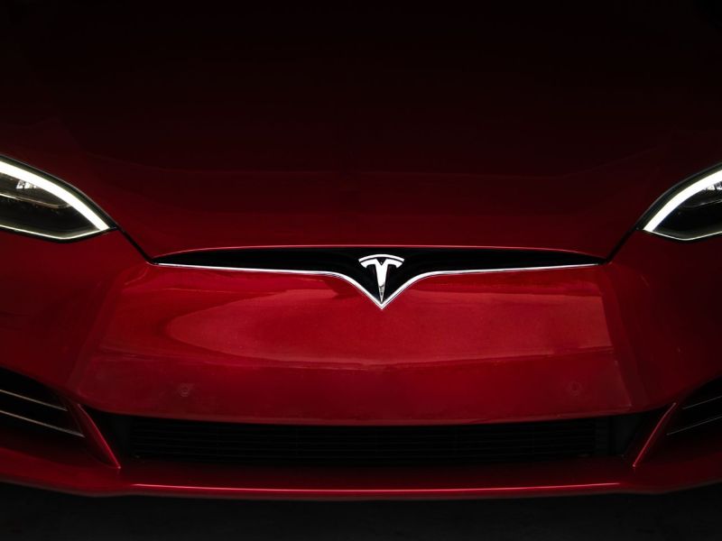 Ein Tesla Model S von vorne.
