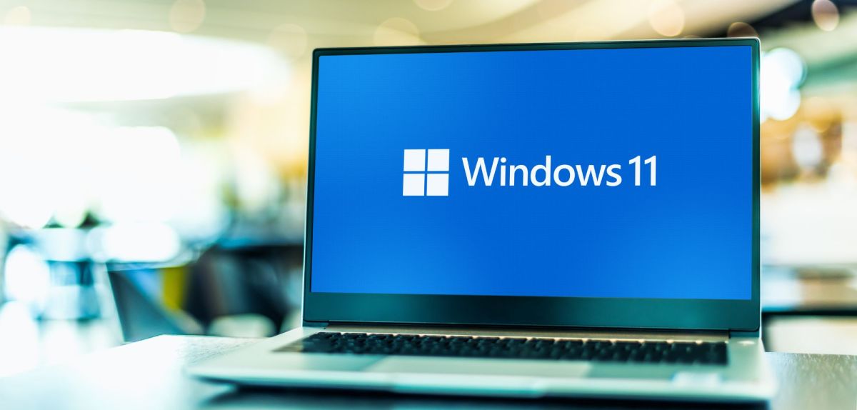 Laptop mit dem Logo für Windows 11 auf dem Display.