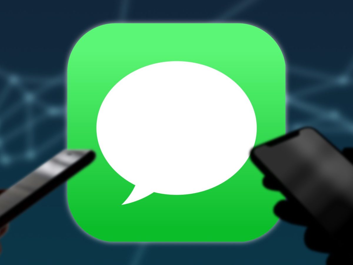 Zwei Personen chatten über WhatsApp während im Hintergrund groß das Logo erscheint.