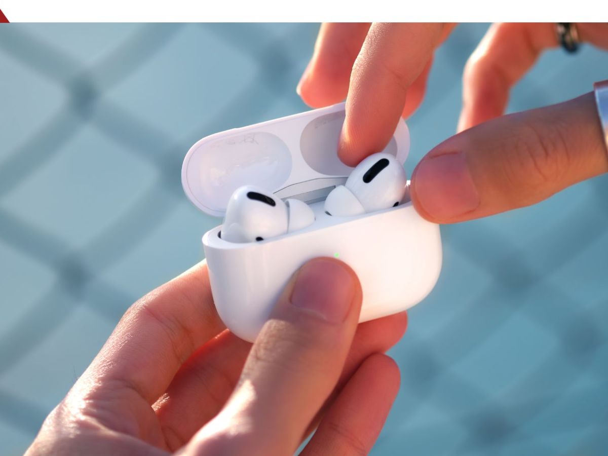 Person nimmt AirPods Pro aus ihrem Case