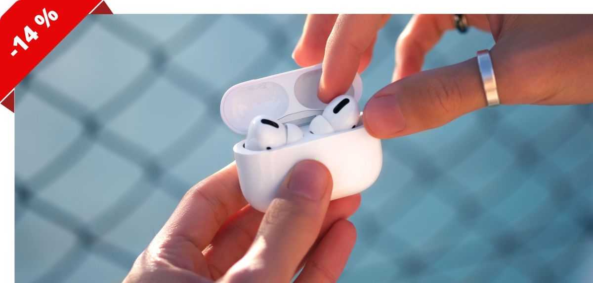 Person nimmt AirPods Pro aus ihrem Case