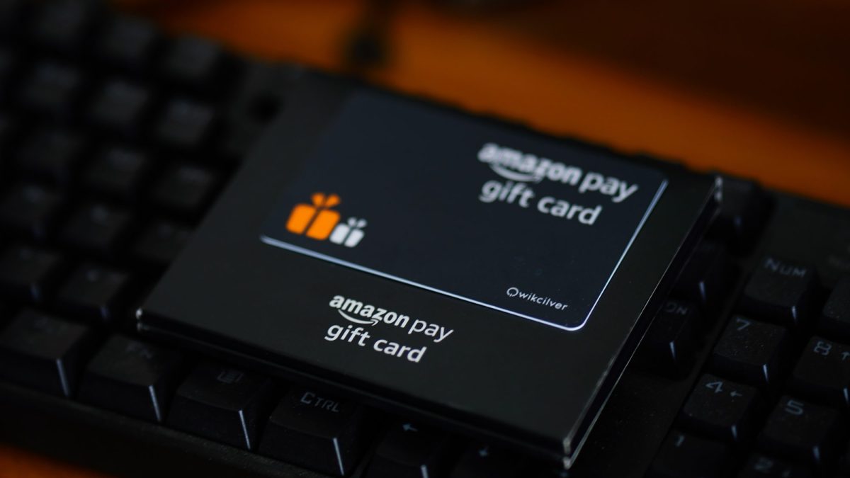 Amazon-Geschenkkarte liegt auf dunklem Hintergrund.