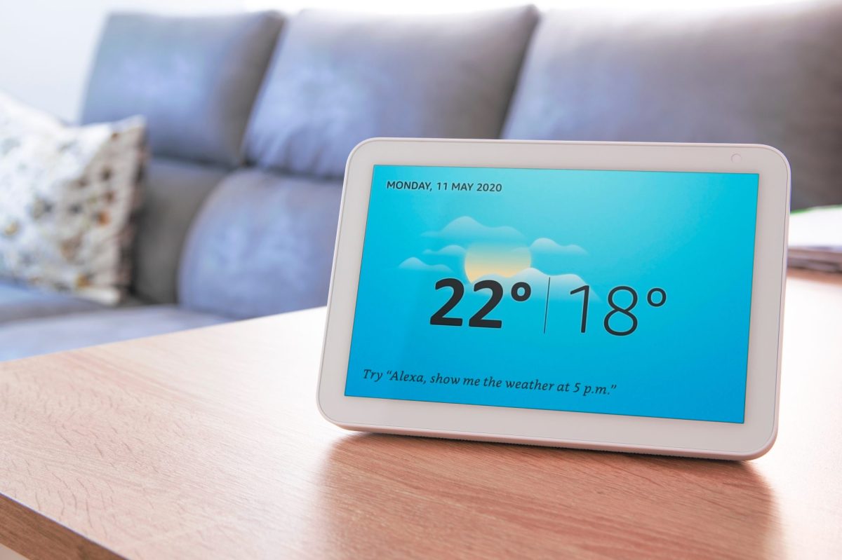 Amazon Echo Show 8 zeigt Wetterdaten an.