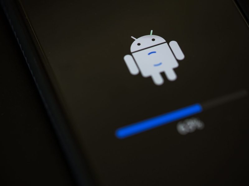 Android-Update auf einem Handy-Display