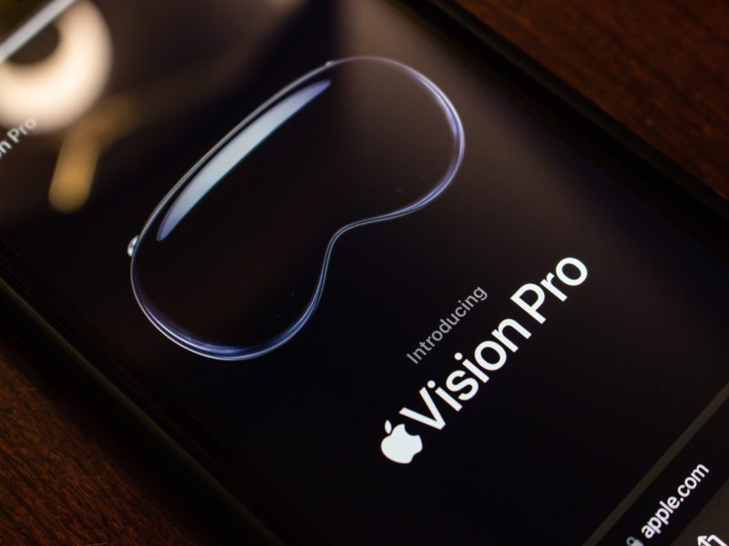 Smartphone, auf dessen Display Symbol für Apple Vision Pro angezeigt wird.