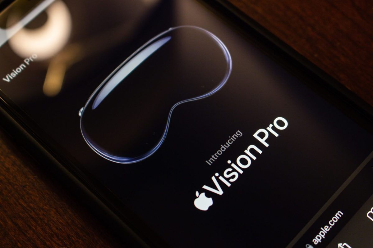 Smartphone, auf dessen Display Symbol für Apple Vision Pro angezeigt wird.