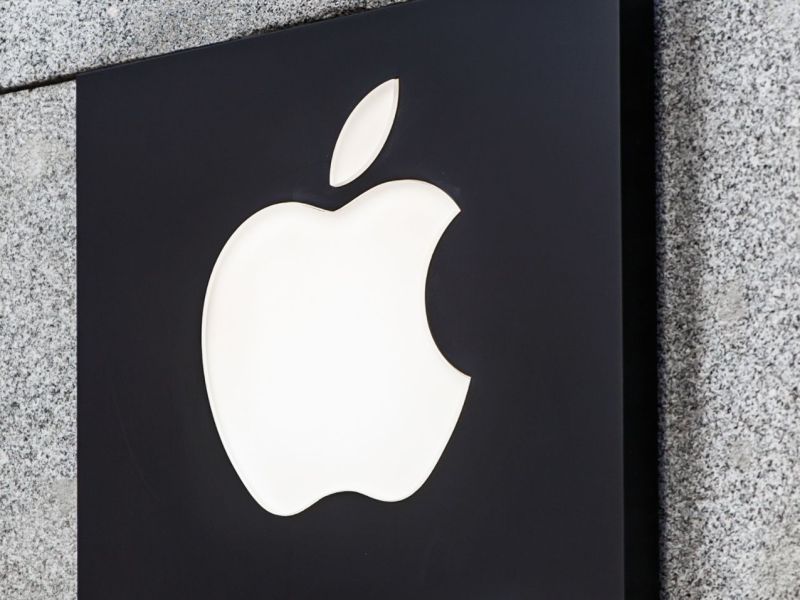 Apple-Logo an einer Hausfassade.