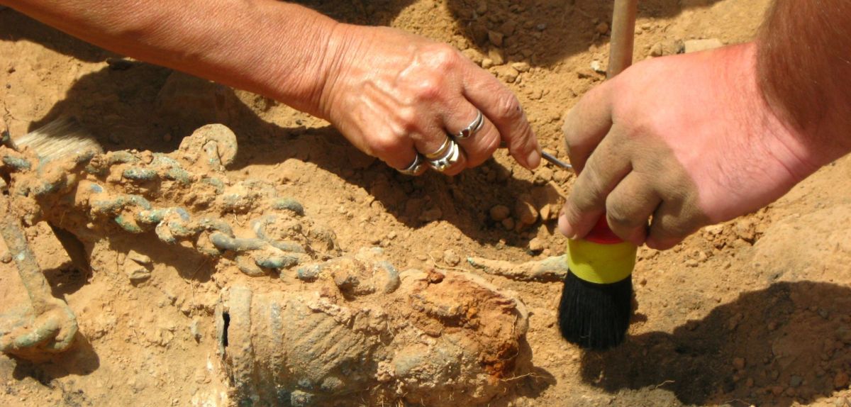 Personen bei einer archäologischen Ausgrabung.