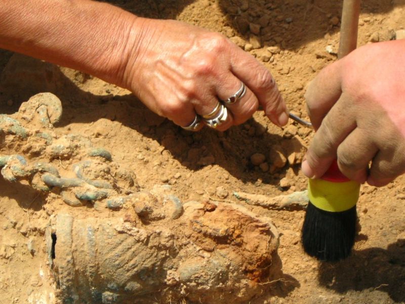 Personen bei einer archäologischen Ausgrabung.