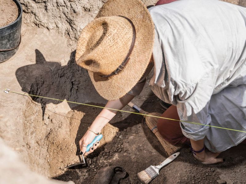 Forscher bei einer archäologischen Ausgrabung.