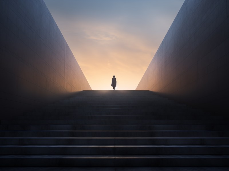 Person am Kopf einer Treppe
