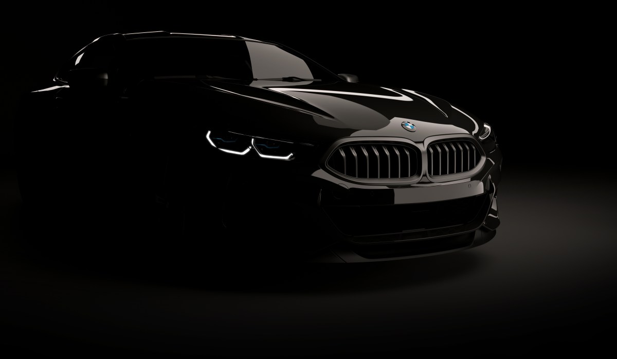 Schwarzer BMW im Dunkeln