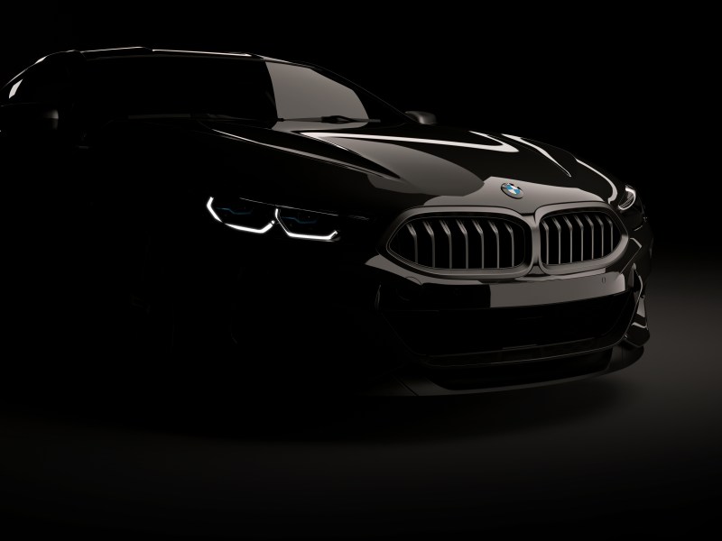 Schwarzer BMW im Dunkeln