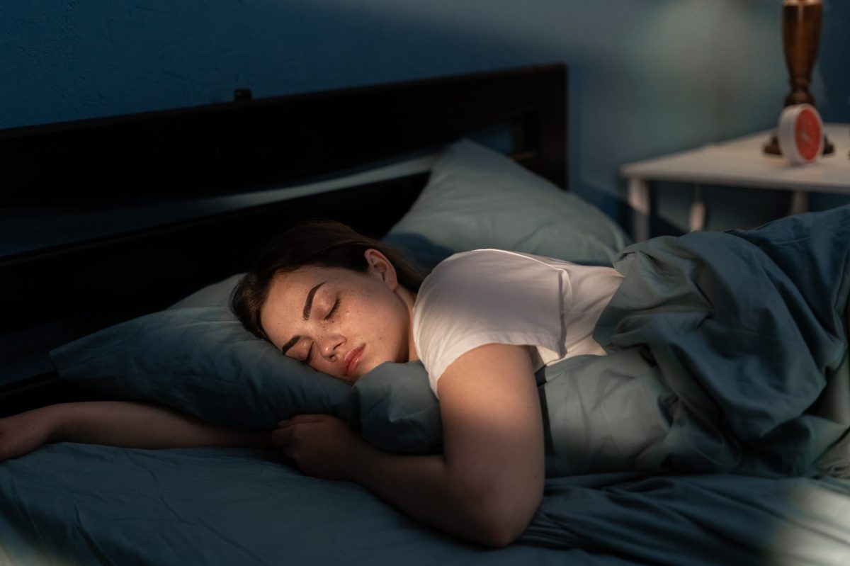 Frau liegt im Bett und schläft