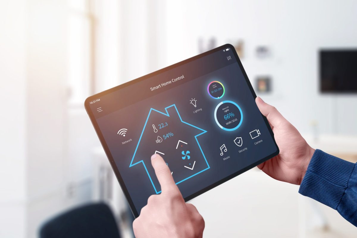 Person steuert ihr Smart Home mit einem Tablet.