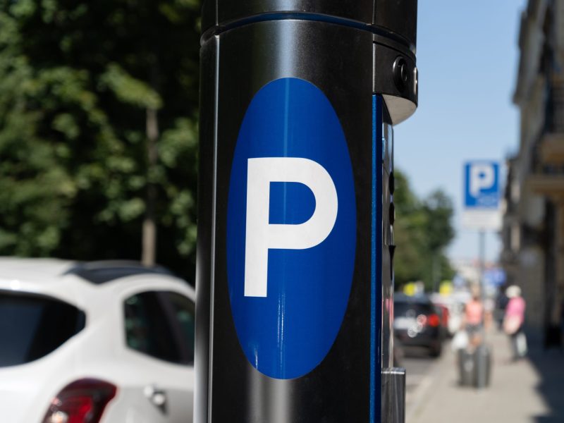 Mehrere Autos stehen auf der Straße geparkt.