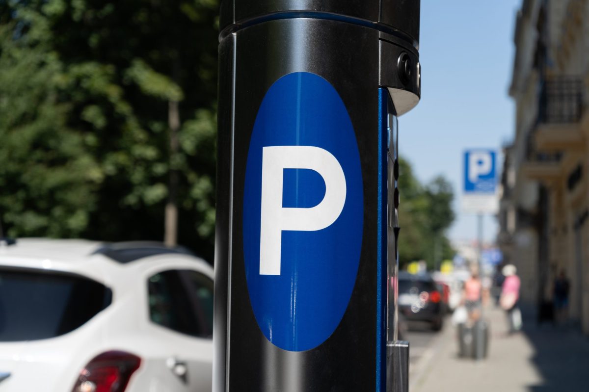 Mehrere Autos stehen auf der StraÃŸe geparkt.