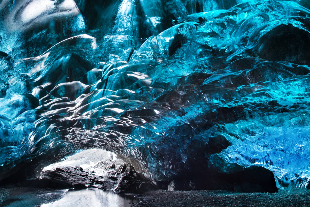 Höhle unter dem Eis