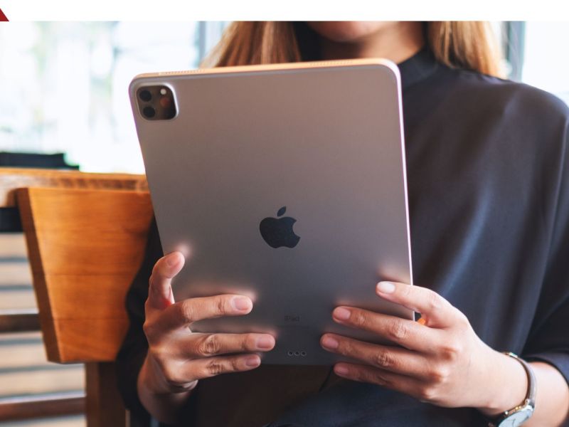 Frau mit iPad in ihrer Hand